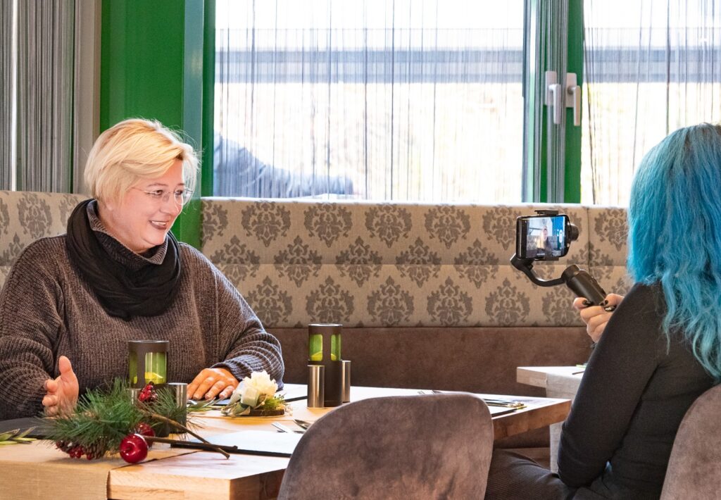 Xenia interviewt Verena Handl in ihrer Kurparkdiele und filmt für Wiens Favoriten mit.