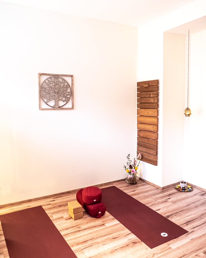 Ruhig gestalteter Yoga-Raum im Yoga Zentrum Oberlaa